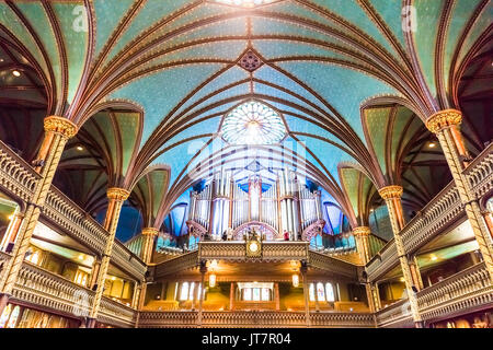 Montreal, Canada - 28 Maggio 2017: all'interno della Basilica di Notre Dame durante la messa con organo strumento musicale e la riproduzione di persona Foto Stock