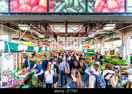 Montreal, Canada - 28 Maggio 2017: Jean Talon ingresso sul mercato con le persone all'interno dell'edificio acquisto di produrre in città nella regione di Québec Foto Stock