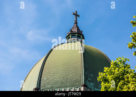 Montreal, Canada - 28 Maggio 2017: San Giuseppe oratorio sul Mont Royal con cupola incorniciato da verdi alberi durante la luminosa giornata di sole nella regione di Québec city Foto Stock