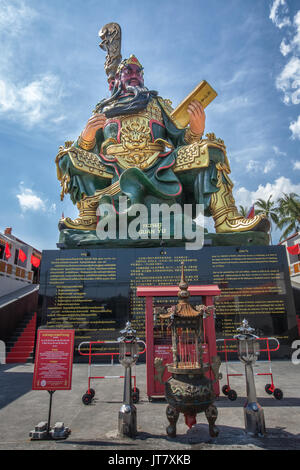 Colorati cinese grande statua di Guan Yu in Hua Thanon, Koh Samui, Thailandia Foto Stock