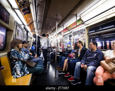 NEW YORK, Stati Uniti d'America - 17 ottobre 2016. All'interno di New York City metropolitana carro con altre persone in background Foto Stock