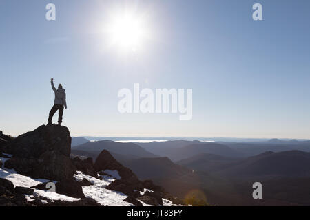 Donna vittoriosa godendo il successo del Richardson cima della montagna in Gaspe, Quebec, Canada. Foto Stock