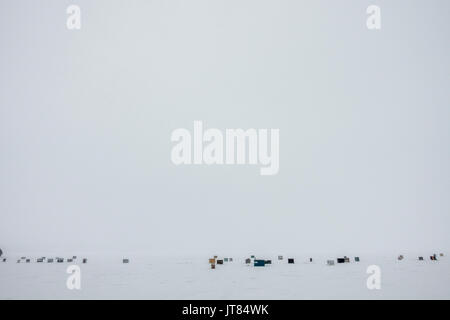 Miguasha, Canada - 16 febbraio 2017. Puzzava di ghiaccio baracca di pesca durante il congelamento e ventoso giorno di inverno in Quebec Foto Stock