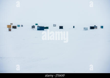 Miguasha, Canada - 16 febbraio 2017. Puzzava di ghiaccio baracca di pesca durante il congelamento e ventoso giorno di inverno in Quebec Foto Stock