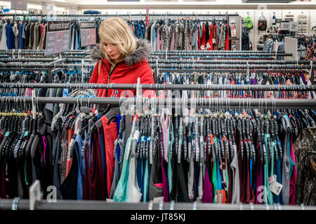 RIMOUSKI, Canada - 19 febbraio 2017. Donna in cerca di affari in un negozio i vincitori in Rimouski, Quebec. Foto Stock