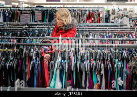 RIMOUSKI, Canada - 19 febbraio 2017. Donna in cerca di affari in un negozio i vincitori in Rimouski, Quebec. Foto Stock