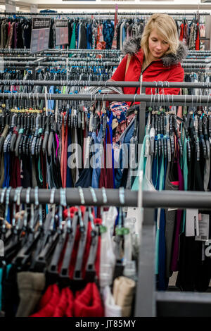 RIMOUSKI, Canada - 19 febbraio 2017. Donna in cerca di affari in un negozio i vincitori in Rimouski, Quebec. Foto Stock