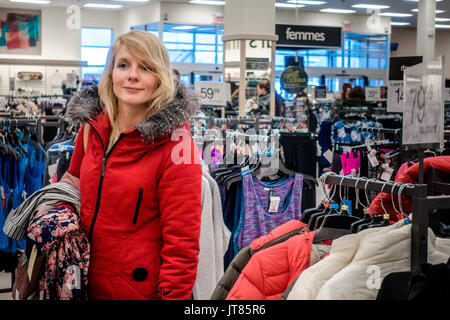 RIMOUSKI, Canada - 19 febbraio 2017. Donna in cerca di affari in un negozio i vincitori in Rimouski, Quebec. Foto Stock