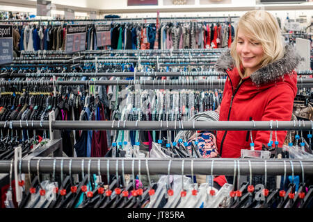 RIMOUSKI, Canada - 19 febbraio 2017. Donna in cerca di affari in un negozio i vincitori in Rimouski, Quebec. Foto Stock