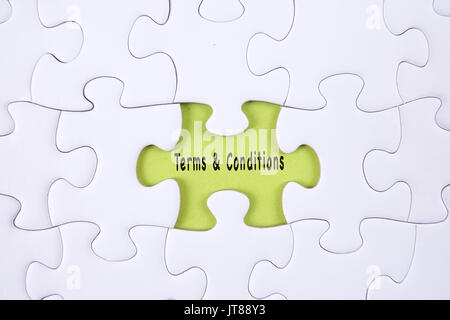 Blank jigsaw puzzle con word TERMINI & CONDIZIONI. Foto Stock