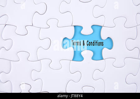 Blank jigsaw puzzle con word TERMINI & CONDIZIONI. Foto Stock