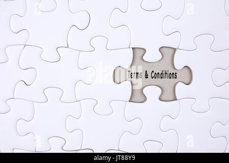 Blank jigsaw puzzle con word TERMINI & CONDIZIONI. Foto Stock