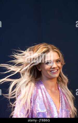 Brighton, Regno Unito. 5 Ago, 2017. Regno Unito cantautrice LOUISA Johnson, 2015 X-Factor vincitore, preformatura sul palco principale al Brighton Gay Pride 2017. Credito: Matt Duckett/ImagesLive/ZUMA filo/Alamy Live News Foto Stock