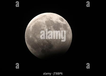 Amman, Giordania. Il 7 agosto, 2017. Una porzione della luna attraversa la terra in ombra durante l Eclissi lunare parziale oltre ad Amman, Giordania, il 7 agosto, 2017. Credito: Mohammad Abu Ghosh/Xinhua/Alamy Live News Foto Stock