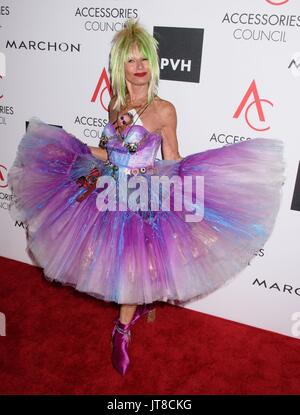 New York, NY, STATI UNITI D'AMERICA. Il 7 agosto, 2017. Betsey Johnson presso gli arrivi per gli accessori Consiglio ventunesima Annual Awards di ACE, Cipriani 42nd Street, New York, NY Agosto 7, 2017. Credito: RCF/Everett raccolta/Alamy Live News Foto Stock