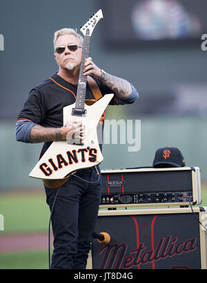 San Francisco, California, Stati Uniti d'America. 07 Ago, 2017. Agosto 07, 2017: Metallica James Hetfield pone prima di eseguire il ''Star Lamas Banner'', prima di una partita MLB tra Chicago Cubs e i San Francisco Giants di AT&T Park di San Francisco, California. Valerie Shoaps/CSM Credito: Cal Sport Media/Alamy Live News Foto Stock