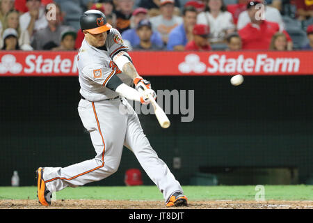 Anaheim, California, USA. 07 Ago, 2017. 7 agosto 2017: Baltimore Orioles terzo baseman Manny Machado (13) colpisce un grande slam nel settimo inning di gioco tra il Baltimore Orioles e Los Angeles gli angeli di Anaheim, Angel Stadium di Anaheim, CA, fotografo: Pietro Joneleit Credito: Cal Sport Media/Alamy Live News Foto Stock