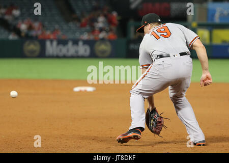 Anaheim, California, USA. 07 Ago, 2017. 7 agosto 2017: Baltimore Orioles primo baseman Chris Davis (19) I campi un rasoterra dalla distanza per primo nel gioco tra il Baltimore Orioles e Los Angeles gli angeli di Anaheim, Angel Stadium di Anaheim, CA, fotografo: Pietro Joneleit Credito: Cal Sport Media/Alamy Live News Foto Stock