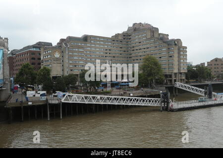 Londra, Regno Unito. 08 Ago, 2017. Gouman Hotel La Torre è stata confermata dalla IAAF che un bug di vomito epidemia ha avuto luogo a Guoman Tower Hotel nel centro di Londra, un riportato 12 atleti, era ammalato presso l'hotel. L'hotel ha negato è la colpa. L'hotel sul Fiume Tamigi si siede accanto al famoso Tower Bridge. Oggi l'immagine. Credito: Nigel Bowles/Alamy Live News Foto Stock