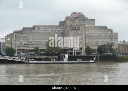Londra, Regno Unito. 08 Ago, 2017. Gouman Hotel La Torre è stata confermata dalla IAAF che un bug di vomito epidemia ha avuto luogo a Guoman Tower Hotel nel centro di Londra, un riportato 12 atleti, era ammalato presso l'hotel. L'hotel ha negato è la colpa. L'hotel sul Fiume Tamigi si siede accanto al famoso Tower Bridge. Oggi l'immagine. Credito: Nigel Bowles/Alamy Live News Foto Stock