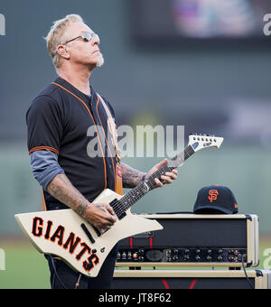 San Francisco, California, Stati Uniti d'America. 07 Ago, 2017. Agosto 07, 2017: James Hetfield dei Metallica, eseguire la ''Star Lamas Banner'' prima di una partita MLB tra Chicago Cubs e i San Francisco Giants di AT&T Park di San Francisco, California. Valerie Shoaps/CSM Credito: Cal Sport Media/Alamy Live News Foto Stock