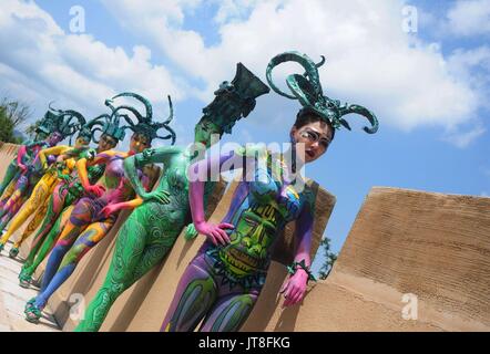 Changsha, Changsha, Cina. Il 7 agosto, 2017. Hunan, CINA-agosto 7 2017: (solo uso editoriale. Cina) la verniciatura della scocca del quattro-capra Zun quadrata può essere visto durante la performance di danza in Changsha, centrale provincia cinese di Hunan, Agosto 7th, 2017. I quattro quadrati di capra Zun è un antico rituale cinese zun bronzo nave. Esso è più di tremila anni d'epoca della tarda dinastia Shang (11th-10secolo BC), e famoso per la sua forma, ciascuno dei quattro lati della pancia ha un grosso corno di capra arricciata. Esso è stato rinvenuto in città Huangcai, Ningxiang County nella provincia del Hunan, ed è esposto presso il Foto Stock