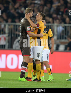 Amburgo, Germania. Il 7 agosto, 2017. St Pauli's Lasse Sobiech (L) e Dresda Sören Gonther hanno una chat alla fine del tedesco di seconda Bundesliga partita di calcio tra 1. FC St Pauli e Dynamo Dresden nel Millerntorstadium ad Amburgo, Germania, 7 agosto 2017. Foto: Daniel Reinhardt/dpa/Alamy Live News Foto Stock