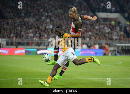 Amburgo, Germania. Il 7 agosto, 2017. St Pauli's Lasse Sobiech (R) e Dresda Erich Berko si contendono la palla durante il tedesco della Seconda Bundesliga partita di calcio tra 1. FC St Pauli e Dynamo Dresden nel Millerntorstadium ad Amburgo, Germania, 7 agosto 2017. Foto: Daniel Reinhardt/dpa/Alamy Live News Foto Stock