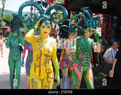 Changsha, Changsha, Cina. Il 7 agosto, 2017. Hunan, CINA-agosto 7 2017: (solo uso editoriale. Cina) la verniciatura della scocca del quattro-capra Zun quadrata può essere visto durante la performance di danza in Changsha, centrale provincia cinese di Hunan, Agosto 7th, 2017. I quattro quadrati di capra Zun è un antico rituale cinese zun bronzo nave. Esso è più di tremila anni d'epoca della tarda dinastia Shang (11th-10secolo BC), e famoso per la sua forma, ciascuno dei quattro lati della pancia ha un grosso corno di capra arricciata. Esso è stato rinvenuto in città Huangcai, Ningxiang County nella provincia del Hunan, ed è esposto presso il Foto Stock