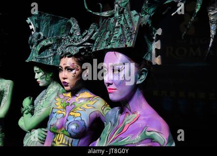 Changsha, Changsha, Cina. Il 7 agosto, 2017. Hunan, CINA-agosto 7 2017: (solo uso editoriale. Cina) la verniciatura della scocca del quattro-capra Zun quadrata può essere visto durante la performance di danza in Changsha, centrale provincia cinese di Hunan, Agosto 7th, 2017. I quattro quadrati di capra Zun è un antico rituale cinese zun bronzo nave. Esso è più di tremila anni d'epoca della tarda dinastia Shang (11th-10secolo BC), e famoso per la sua forma, ciascuno dei quattro lati della pancia ha un grosso corno di capra arricciata. Esso è stato rinvenuto in città Huangcai, Ningxiang County nella provincia del Hunan, ed è esposto presso il Foto Stock