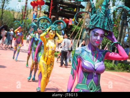 Changsha, Changsha, Cina. Il 7 agosto, 2017. Hunan, CINA-agosto 7 2017: (solo uso editoriale. Cina) la verniciatura della scocca del quattro-capra Zun quadrata può essere visto durante la performance di danza in Changsha, centrale provincia cinese di Hunan, Agosto 7th, 2017. I quattro quadrati di capra Zun è un antico rituale cinese zun bronzo nave. Esso è più di tremila anni d'epoca della tarda dinastia Shang (11th-10secolo BC), e famoso per la sua forma, ciascuno dei quattro lati della pancia ha un grosso corno di capra arricciata. Esso è stato rinvenuto in città Huangcai, Ningxiang County nella provincia del Hunan, ed è esposto presso il Foto Stock