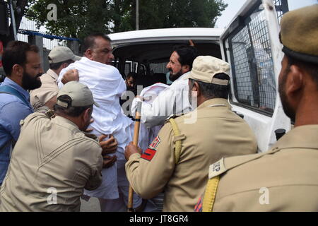 Protesta del Kashmir alleanza economica contro l attuazione di GST e ritiro dell'articolo 35-A. Oggi il Kashmir alleanza economica hanno protestato a premere contro la colonia di attuazione di GST e Articolo 35-A mentre essi stavano cercando di marzo verso lal chowk successive lamine di polizia la protesta del Kashmir alleanza economica e arrestato molti membri di essa compresi il presidente del Kashmir alleanza economica Farooq Ahmad Dar. Ubicazione; Srinagar Kashmir India. Data; 08- Agosto - 2017 Foto Stock