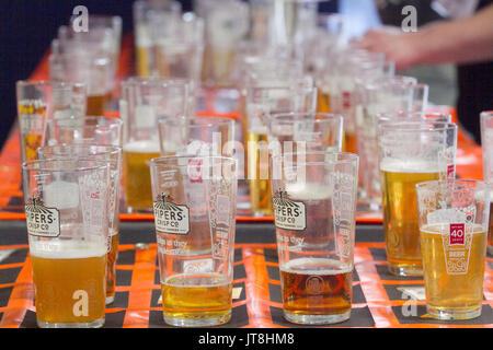 Londra, Regno Unito. 8 Ago, 2017. centinaia di appassionati di birra gregge per il quarantesimo camra great british beer festival a Londra Olympia exhibition centre al campione 900 diverse autentiche birre, birre artigianali birre internazionali, sidri credito: amer ghazzal/alamy live news Foto Stock