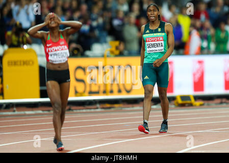 Londra, Regno Unito. Il 7 agosto, 2017. Caster Semenya, Sud Africa del vincitore di bronzo, guarda su come la fede Chepngetich Kipyegon, Kenya, celebra la sua medaglia d'oro nel femminile 1,500m finale del giorno quattro della IAAF London 2017 Campionati del mondo presso il London Stadium. Credito: Paolo Davey/Alamy Live News Foto Stock