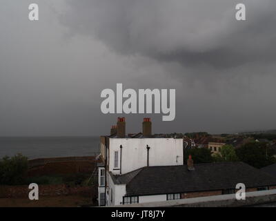 Sheerness, Kent. 08 Ago, 2017. Regno Unito: Meteo nubi e pioggia. Credito: James Bell/Alamy Live News Foto Stock