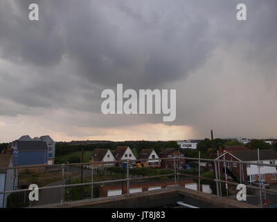 Sheerness, Kent. 08 Ago, 2017. Regno Unito: Meteo nubi e pioggia. Credito: James Bell/Alamy Live News Foto Stock