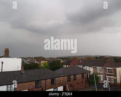 Sheerness, Kent. 08 Ago, 2017. Regno Unito: Meteo nubi e pioggia. Credito: James Bell/Alamy Live News Foto Stock