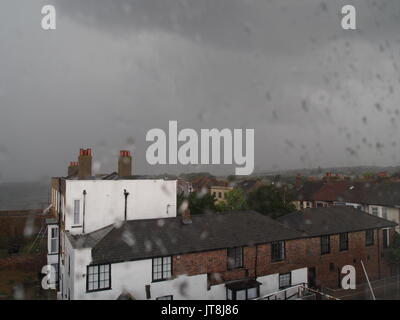 Sheerness, Kent. 08 Ago, 2017. Regno Unito: Meteo nubi e pioggia. Credito: James Bell/Alamy Live News Foto Stock