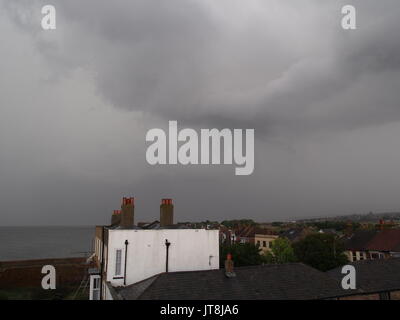 Sheerness, Kent. 08 Ago, 2017. Regno Unito: Meteo nubi e pioggia. Credito: James Bell/Alamy Live News Foto Stock