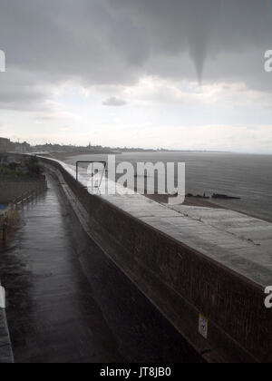 Sheerness, Kent. 08 Ago, 2017. Regno Unito Meteo: un imbuto cloud può essere chiaramente visto sul mare (in alto a destra) durante una tempesta e la pioggia. Credito: James Bell/Alamy Live News Foto Stock