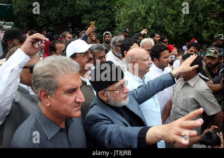 Awami Tehreek (PAT) Presidente, Dr. Tahir-ul-Qadri onde le mani ai suoi sostenitori durante la raccolta pubblica riunione la punta di diamante di una campagna contro il governo del incumbent e chiedono giustizia per i martiri della città modello tragedia, in Mall Road a Lahore Martedì, Agosto 08, 2017. Credito: Asianet-Pakistan/Alamy Live News Foto Stock