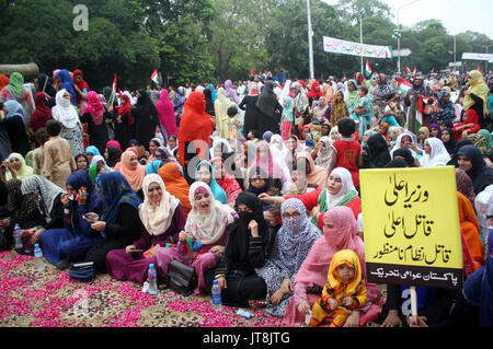 I sostenitori della Awami Tehreek (PAT) sono holding manifestazione di protesta contro il governo del incumbent e chiedono giustizia per i martiri della città modello tragedia, all'arrivo di Pat Presidente Dr. Tahir-ul-Qadri, in Mall Road a Lahore Martedì, Agosto 08, 2017. Credito: Asianet-Pakistan/Alamy Live News Foto Stock