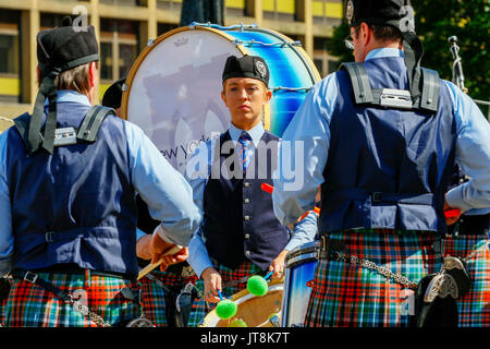 Glasgow, Scotland, Regno Unito. 8 agosto, 2017. Il secondo giorno di "tubazioni Live " il pubblico sono stati intrattenuti dai concerti gratuiti in GeorgeSquare, da parte di alcuni della canalizzazione internazionale di bande che partecipano al concorso, tra cui uno da New York, uno da Illinois e uno da Auckland, Nuova Zelanda. Gran parte della musica è stata la musica che sarà svolto a fasi di qualifica del concorso venerdì 12 agosto. Credito: Findlay/Alamy Live News Foto Stock