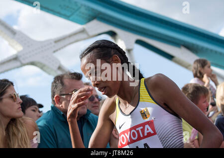 Fate Tola GELETO, Deutschland, erschoepft im Ziel, maratona der Frauen am 06.08.2017 Leichtathletik Weltmeisterschaft 2017 a Londra/ Grossbritannien vom 04.08. - 13.08.2017. | Verwendung weltweit Foto Stock