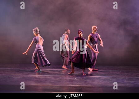 Colonia, Germania. 8 Ago, 2017. Danzatori provenienti da Stati Uniti dance company Alvin Ailey - American Dance Theatre - balli durante una chiamata premere sul palco della sala concerti Philharmonie come parte del Koelner Sommerfestival a Colonia, Germania, 8 agosto 2017. La società di danza da New York stanno dando esibizioni di ospiti presso la Philharmonie di Colonia dal 08 - 13 agosto 2017. - Nessun filo SERVICE - foto: Horst Galuschka/dpa/Horst Galuschka dpa/Alamy Live News Foto Stock