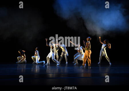 Colonia, Germania. 8 Ago, 2017. Danzatori provenienti da Stati Uniti dance company Alvin Ailey - American Dance Theatre - balli durante una chiamata premere sul palco della sala concerti Philharmonie come parte del Koelner Sommerfestival a Colonia, Germania, 8 agosto 2017. La società di danza da New York stanno dando esibizioni di ospiti presso la Philharmonie di Colonia dal 08 - 13 agosto 2017. - Nessun filo SERVICE - foto: Horst Galuschka/dpa/Horst Galuschka dpa/Alamy Live News Foto Stock