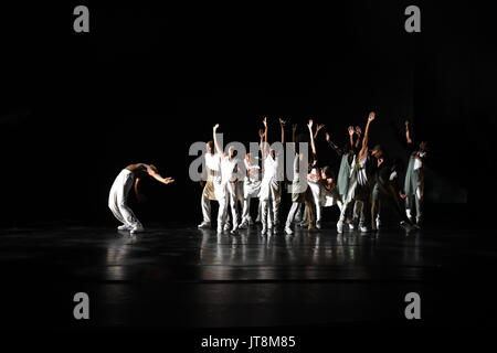 Colonia, Germania. 8 Ago, 2017. Danzatori provenienti da Stati Uniti dance company Alvin Ailey - American Dance Theatre - balli durante una chiamata premere sul palco della sala concerti Philharmonie come parte del Koelner Sommerfestival a Colonia, Germania, 8 agosto 2017. La società di danza da New York stanno dando esibizioni di ospiti presso la Philharmonie di Colonia dal 08 - 13 agosto 2017. - Nessun filo SERVICE - foto: Horst Galuschka/dpa/Horst Galuschka dpa/Alamy Live News Foto Stock