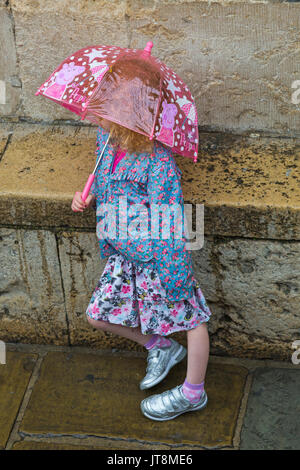 Oxford, Oxfordshire, Regno Unito. 8 Ago, 2017. Regno Unito: meteo giorno bagnato con heavy rain a Oxford non scoraggiare i turisti. Ragazza giovane ripari sotto Peppa Pig ombrello. Credito: Carolyn Jenkins/Alamy Live News Foto Stock