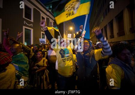 Cape Town, Sud Africa. 8 Ago, 2017. I sostenitori del Sud Africa con la sua sentenza African National Congress (ANC) celebrare fuori del Parlamento dopo il Presidente sudafricano Jacob Zuma è sopravvissuto a nessuna mozione di sfiducia a Città del Capo, in Sud Africa il 8 agosto, 2017. Il presidente del Sudafrica Jacob Zuma martedì sopravvissuto a nessuna mozione di sfiducia a scrutinio segreto. Altoparlante del Parlamento Baleka Mbete ha annunciato che 198 membri del Parlamento europeo hanno votato contro la proposta di risoluzione, mentre 177 hanno votato a favore e 9 astenuti. Credito: Jaco Marais/Xinhua/Alamy Live News Foto Stock