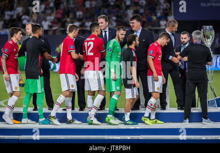 Skopje, Macedonia. 08 Ago, 2017. 8 agosto 2017, Philip II Arena Nazionale, Skopje, Macedonia; 2017 Coppa UEFA Intertoto; Real Madrid contro Manchester United; i giocatori del Manchester United durante la premiazione dopo la Super cup match Credito: Nikola Krstic/Alamy Live News Foto Stock